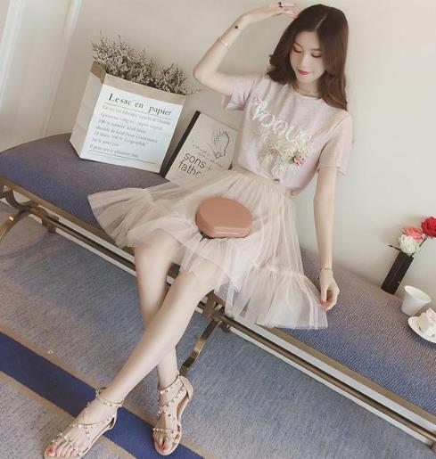 时髦到窒息的裙装：半身裙套装打造清纯气质（图）