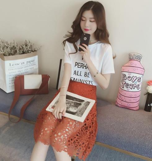 时髦到窒息的裙装：半身裙套装打造清纯气质（图）