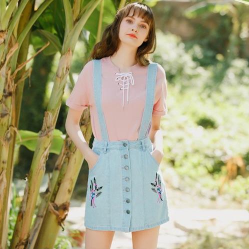 白色简约背带裙搭配帆布鞋:青春减龄背带裤推荐 白色简约背带裙搭配帆布鞋:青春减龄背带裤推荐