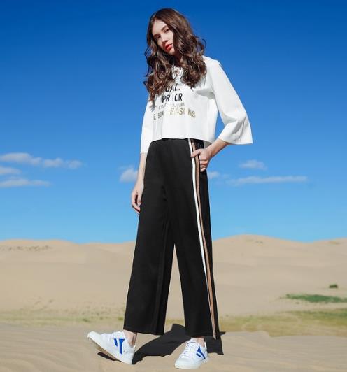 秋季没什么比套装更实用：条纹针织两件套搭配（图）