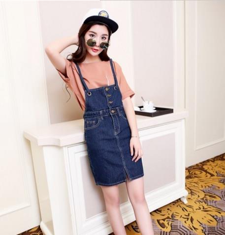 白色简约背带裙搭配帆布鞋：青春减龄背带裤推荐