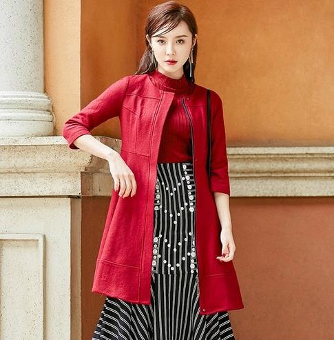 皮裤半身裙搭配喇叭袖翻领呢外套:时尚百搭又保暖 皮裤半身裙搭配喇叭袖翻领呢外套:时尚百搭又保暖