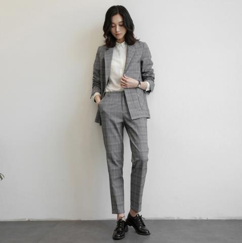 皮裤半身裙搭配喇叭袖翻领呢外套：时尚百搭又保暖