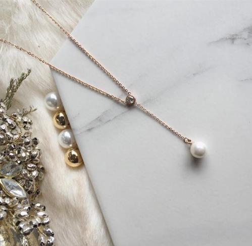 玫瑰金珍珠吊坠项链搭配：时髦优雅项链推荐（图）