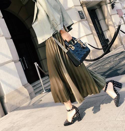 今年特流行不规则高腰半身裙搭配：尽显高贵优雅