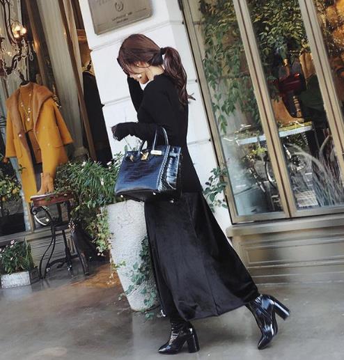 今年特流行不规则高腰半身裙搭配：尽显高贵优雅