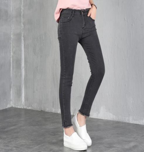 牛仔裤经典永不过时:显瘦高腰牛仔裤搭配(图) 牛仔裤经典永不过时:显瘦高腰牛仔裤搭配(图)