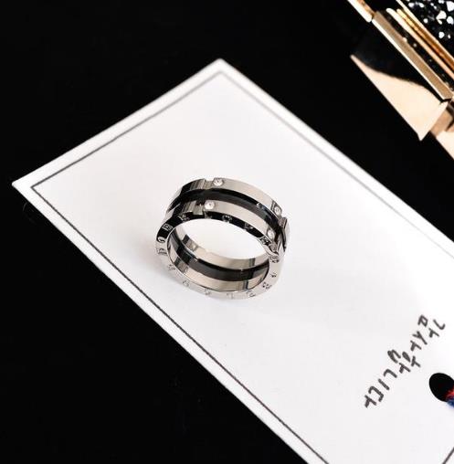 今年流行时尚玫瑰金带钻钛钢戒指:婉约大方(图) 今年流行时尚玫瑰金带钻钛钢戒指:婉约大方(图)