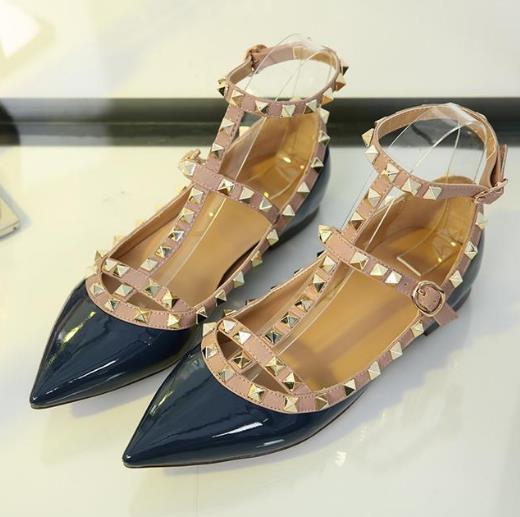 铆钉平底尖头单鞋搭配 ：时尚优雅尖头单鞋推荐