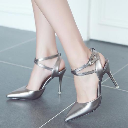 铆钉平底尖头单鞋搭配 ：时尚优雅尖头单鞋推荐