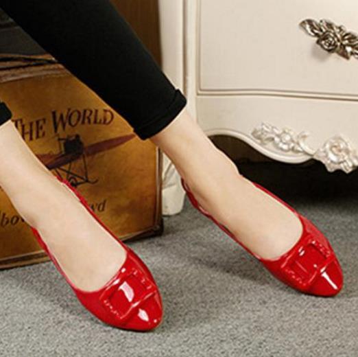 铆钉平底尖头单鞋搭配 ：时尚优雅尖头单鞋推荐