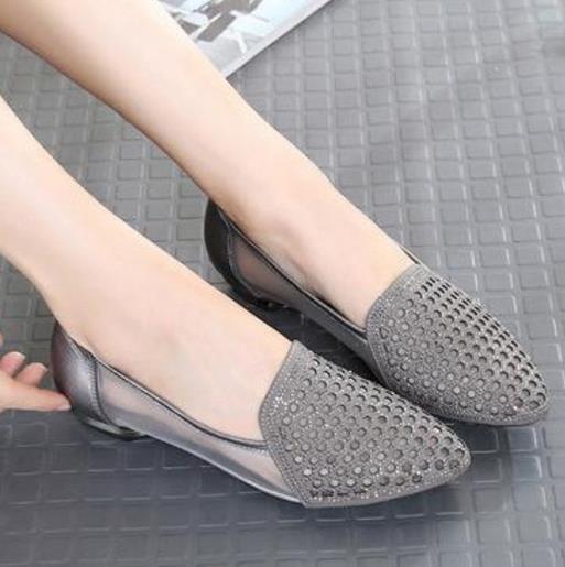 铆钉平底尖头单鞋搭配 ：时尚优雅尖头单鞋推荐