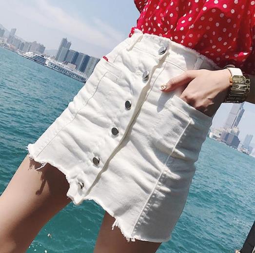 高腰包臀鱼尾裙搭配雪纺衫：打造夏日时尚优雅风格