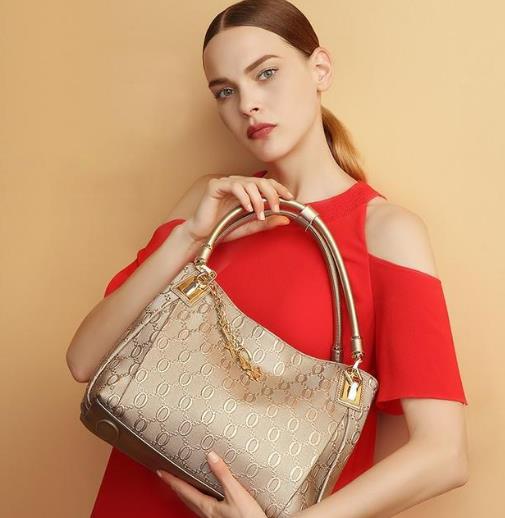 今年最流行这几款牛皮包女斜挎包：简约大气（图）