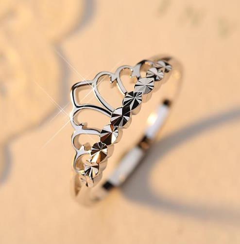 钛钢镀镂空花朵尾戒搭配：时尚百搭尾戒分享（图）