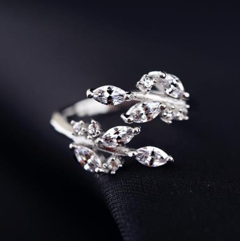 钛钢镀镂空花朵尾戒搭配：时尚百搭尾戒分享（图）