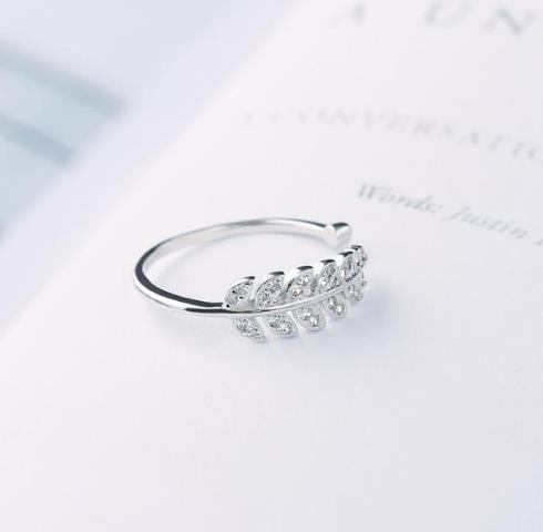 钛钢镀镂空花朵尾戒搭配：时尚百搭尾戒分享（图）