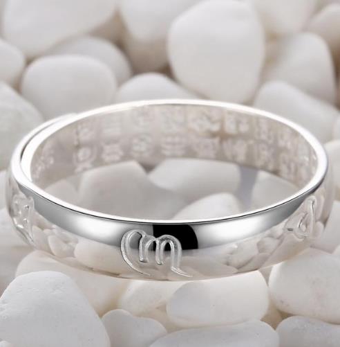 钛钢镀镂空花朵尾戒搭配：时尚百搭尾戒分享（图）