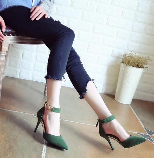 真皮奶奶鞋皮带扣粗跟单鞋：尽显性感优雅女人味