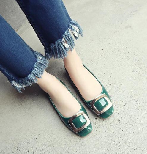 真皮奶奶鞋皮带扣粗跟单鞋：尽显性感优雅女人味