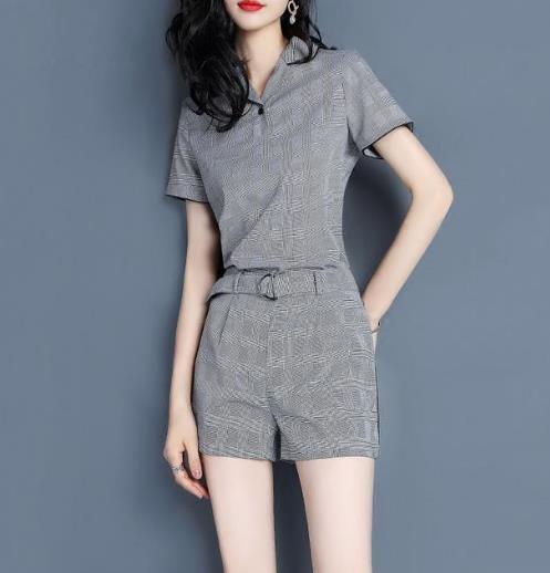 气质西装领一粒扣套装搭配：干练还显女人味（图）