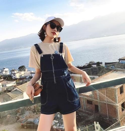 牛仔背带裤怎么搭配：6款背带裤充满青春阳光感