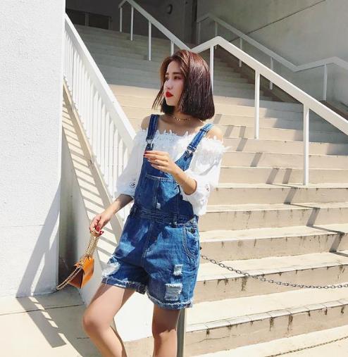 牛仔背带裤怎么搭配：6款背带裤充满青春阳光感