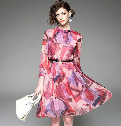 胖MM穿新款宽松印花裙遮肉又显瘦：洋气显气质