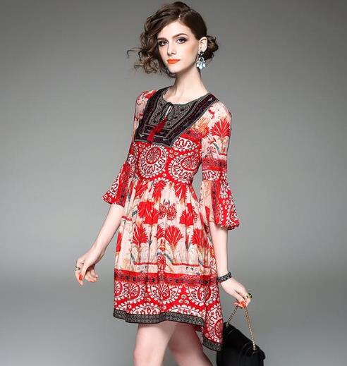 胖MM穿新款宽松印花裙遮肉又显瘦：洋气显气质