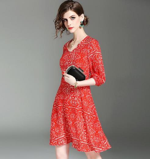 胖MM穿新款宽松印花裙遮肉又显瘦：洋气显气质