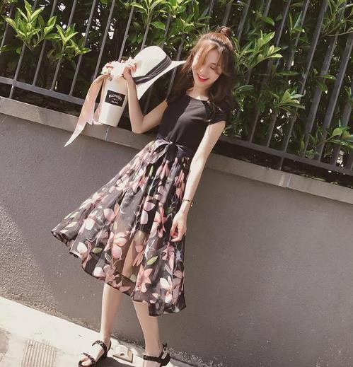 高跟鞋搭配拼接网纱露肩连衣裙:优雅时髦范(图) 高跟鞋搭配拼接网纱露肩连衣裙:优雅时髦范(图)