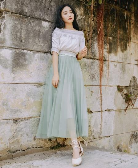 圆领钉珠纯色雪纺衫搭配:甜美雪纺衫推荐(图) 圆领钉珠纯色雪纺衫搭配:甜美雪纺衫推荐(图)