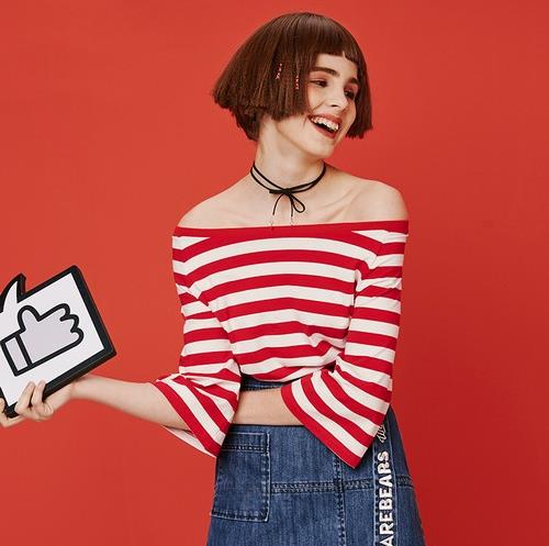 一字肩喇叭袖条纹T恤搭配牛仔裙：复古风T恤推荐