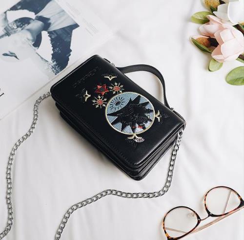 明星同款小方包:5款小方包打造俏皮青春感(图) 明星同款小方包:5款小方包打造俏皮青春感(图)