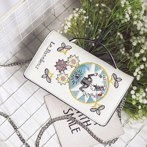 明星同款小方包:5款小方包打造俏皮青春感(图) 明星同款小方包:5款小方包打造俏皮青春感(图)