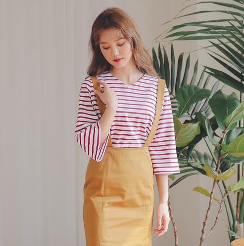 一字肩喇叭袖条纹T恤搭配牛仔裙：复古风T恤推荐