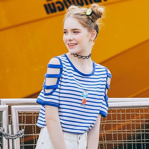 一字肩喇叭袖条纹T恤搭配牛仔裙：复古风T恤推荐