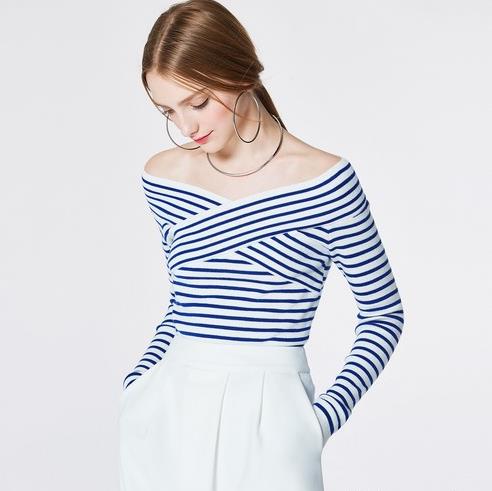 一字肩喇叭袖条纹T恤搭配牛仔裙：复古风T恤推荐