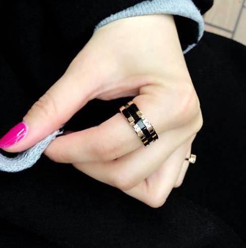 6款韩版玫瑰金带钻钛钢戒指搭配：大气时尚（图）