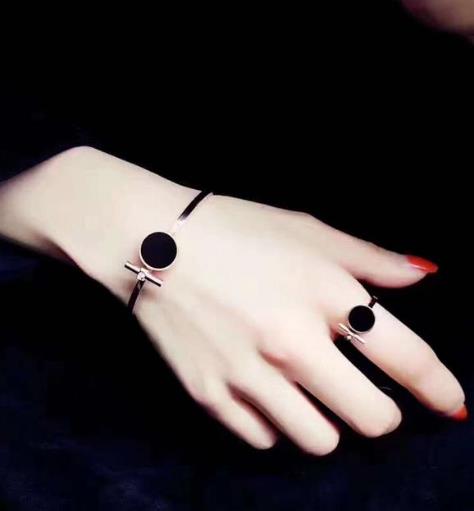 6款韩版玫瑰金带钻钛钢戒指搭配：大气时尚（图）