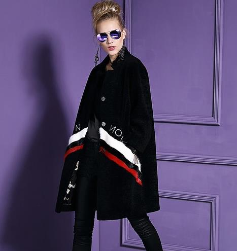 今年最流行的大衣：羊剪绒拼接皮草大衣推荐（图）