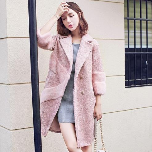 今年最流行的大衣：羊剪绒拼接皮草大衣推荐（图）