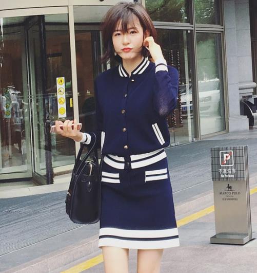 针织开衫短裙两件套搭配:青春减龄时尚两件套(图) 针织开衫短裙两件套搭配:青春减龄时尚两件套(图)