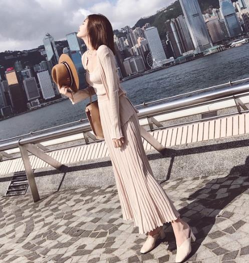 针织开衫短裙两件套搭配:青春减龄时尚两件套(图) 针织开衫短裙两件套搭配:青春减龄时尚两件套(图)