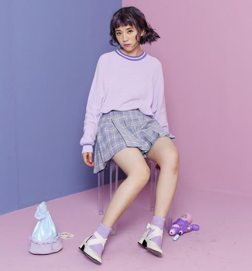 暖心毛衣配暖秋：绣花镂空条纹修身毛衣分享（图）