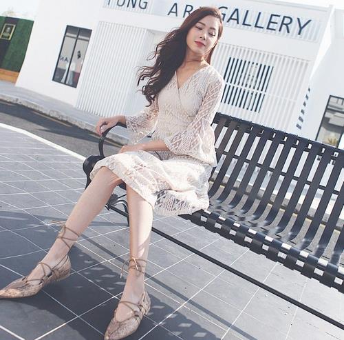 喇叭袖印花雪纺裙搭配手拿包：显瘦时尚雪纺裙分享