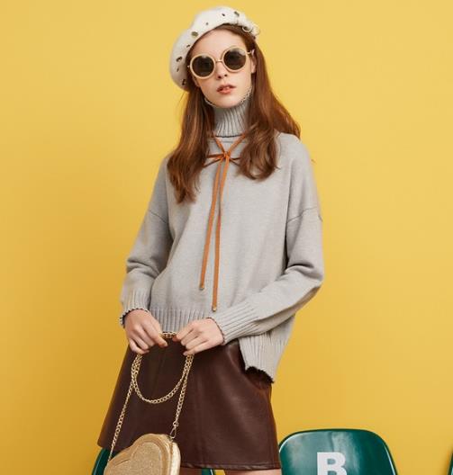 阔腿裤搭配撞色喇叭袖修身针织衫：显成熟庄重（图）