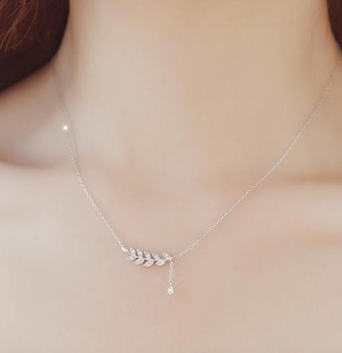 今年最流行甜美树叶流苏项链：气质减龄项链搭配