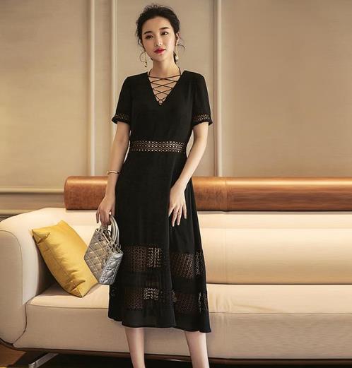 今年最流行真丝蕾丝连衣裙：6款连衣裙凸显大长腿