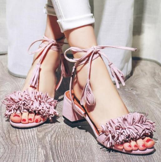 字母绑带尖头猫跟鞋搭配:6款搭出优雅女人味 字母绑带尖头猫跟鞋搭配:6款搭出优雅女人味